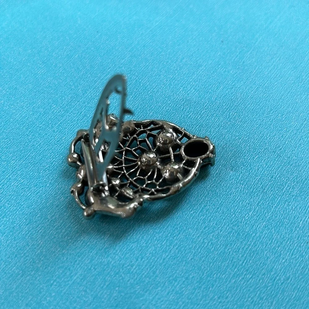 Vintage delight costume jewelry silver & black regal dress clip unisex